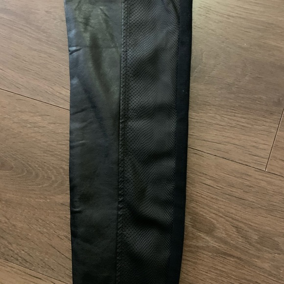 Women’s guess faux leather legging - Picture 3 of 4
